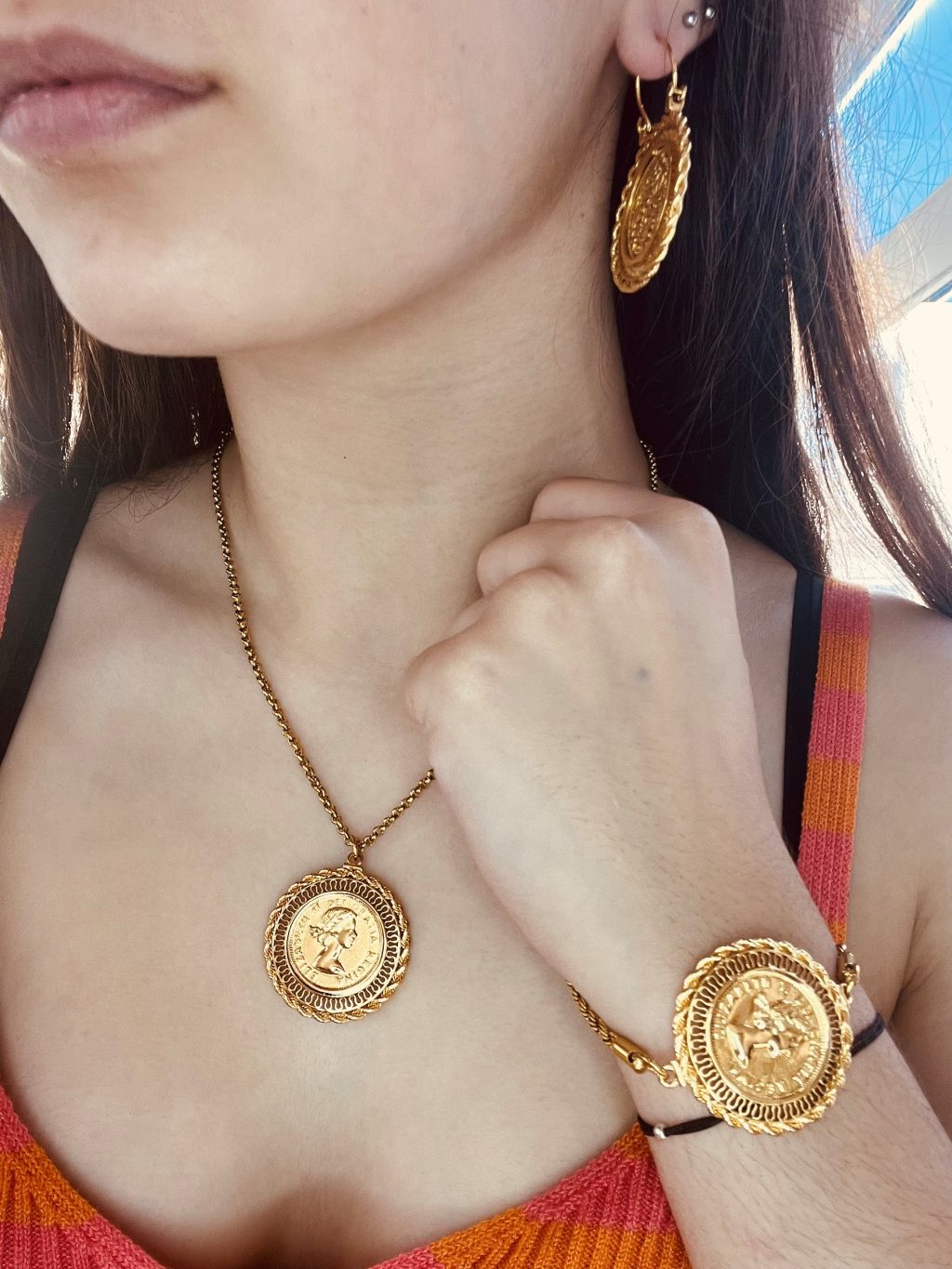 Conjunto em Aço Banhado a Ouro 18K – Colar, Brincos e Pulseira